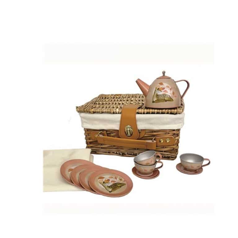 Une dinette dans sa valise en osier