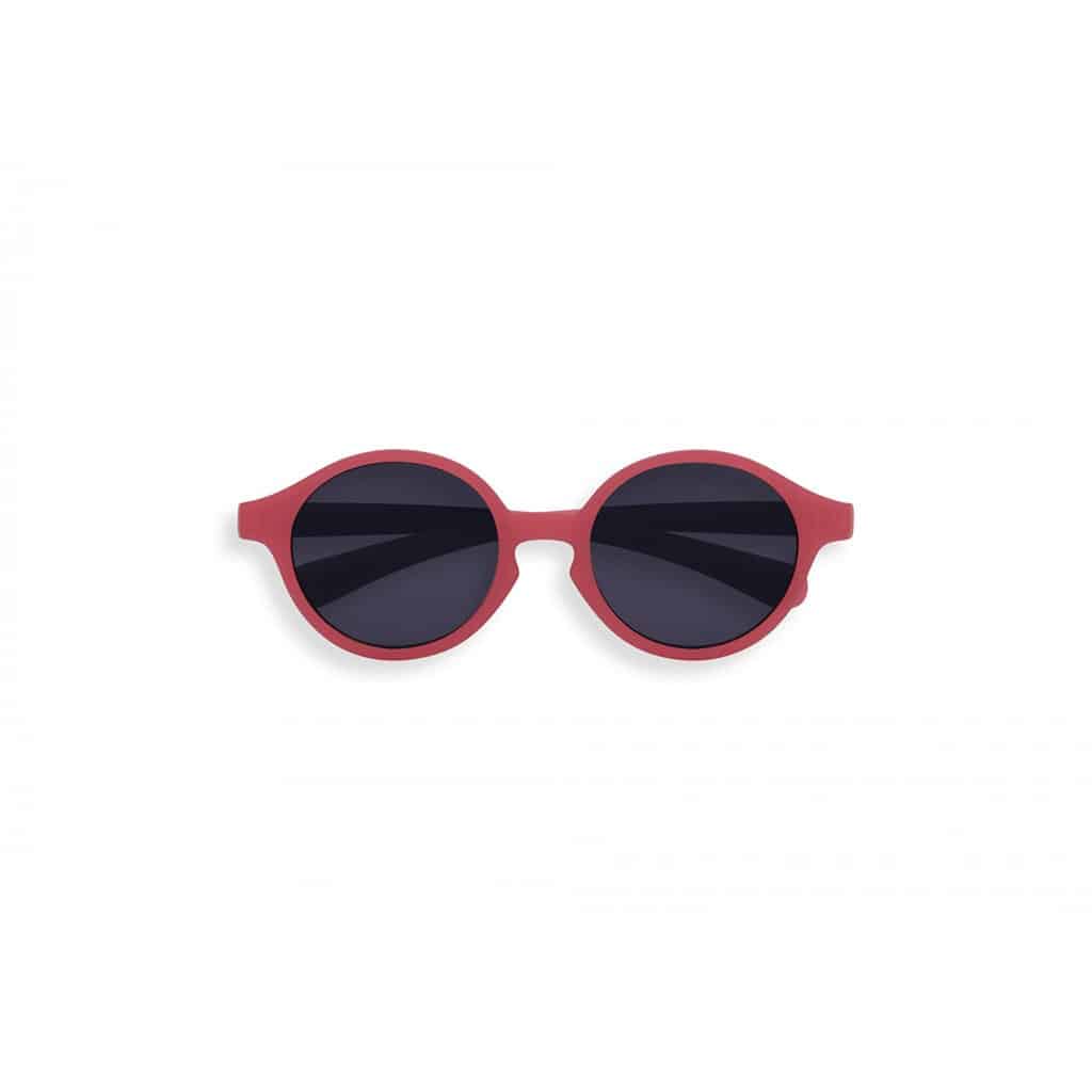 Lunettes de soleil kids couleur rouge pivoine de la marque izipizi