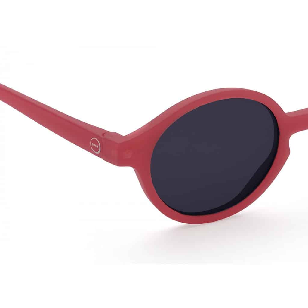 Lunettes de soleil kids couleur rouge pivoine de la marque izipizi
