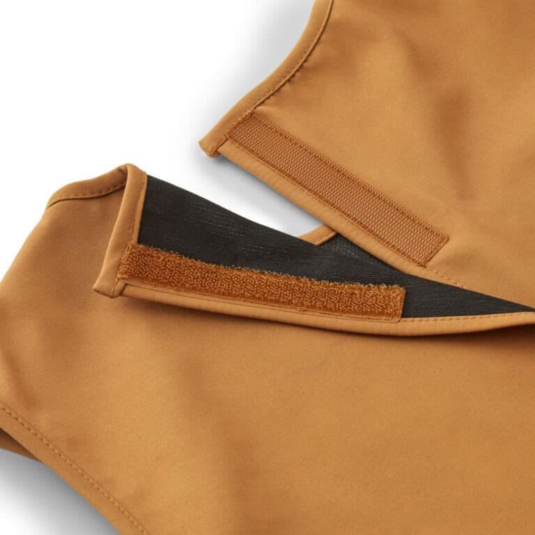 Tablier d'activités de couleur caramel et sans manches de la marque Liewood