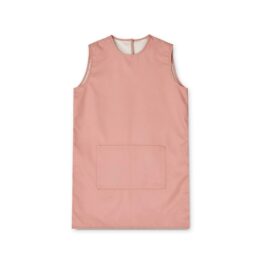 tablier d'activités sans manches framboise de la marque liewood
