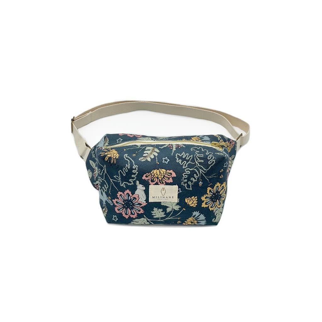 Un sac banane bleu à fleurs