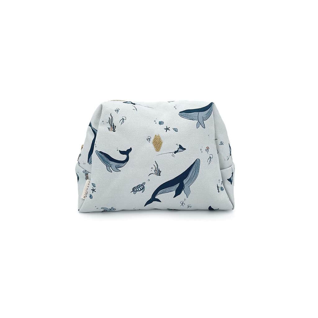 Une trousse de toilette marin
