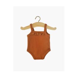 Un body côtelés sans manches avec de la dentelle de Minikane