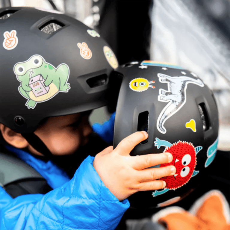 stickers réfléchissants dino rainette photo stickers sur casque avec petit enfant