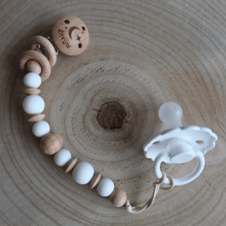 une attache tétine mercure neige Zakuw, ambiance