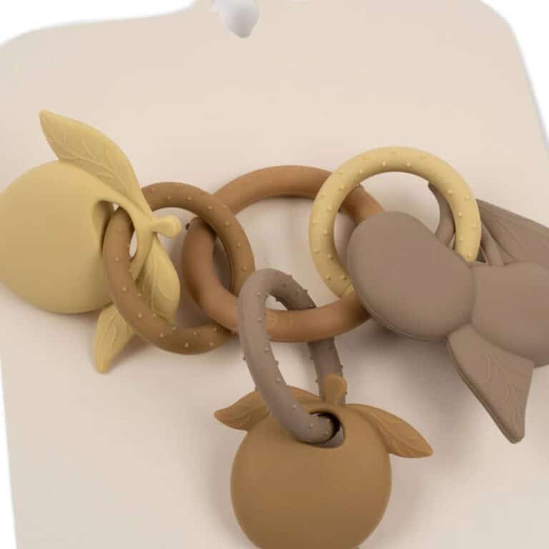 Anneau de dentition avec des fruits de la marque konges sloejd