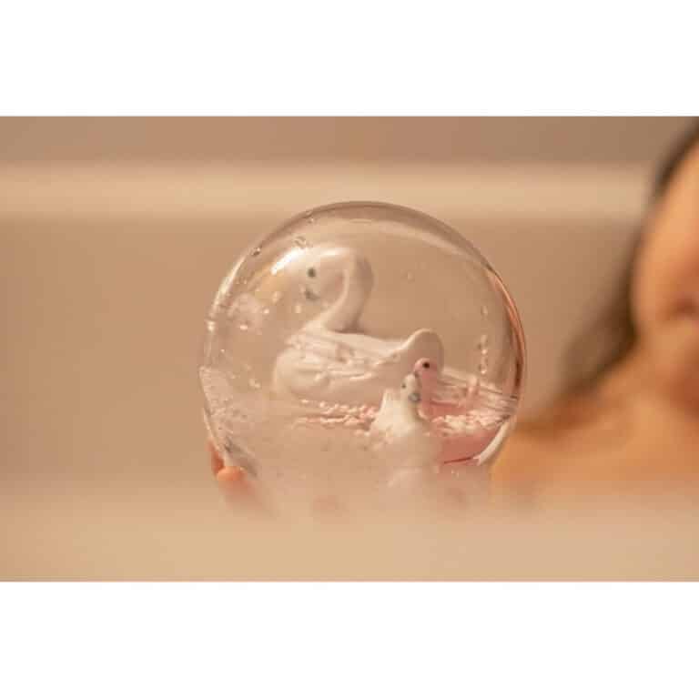Un jouet pour le bain en forme de bulle d'eau de la marque bass&bass