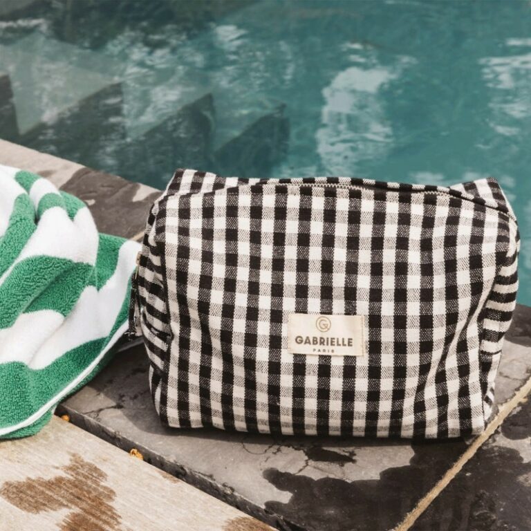trousse de toilette vichy noir bord piscine