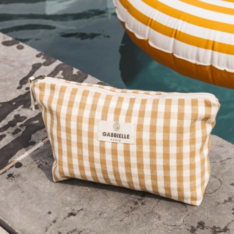 trousse vichy camel vue piscine