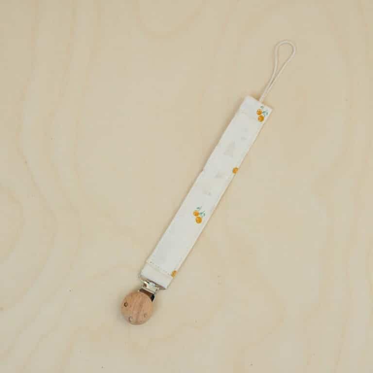 accroche tétine blossom safran sur fond clair