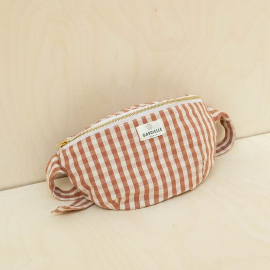 sac banane vichy brique sur fond blanc