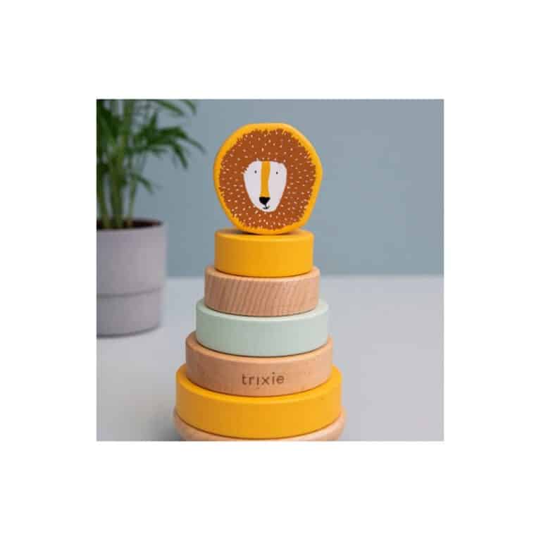 tour a empiler lion en bois sur fond bleu