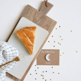 Une fève en forme de lune de la marque baubels