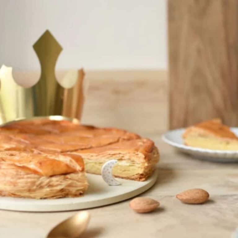 Une fève en forme de lune de la marque baubels