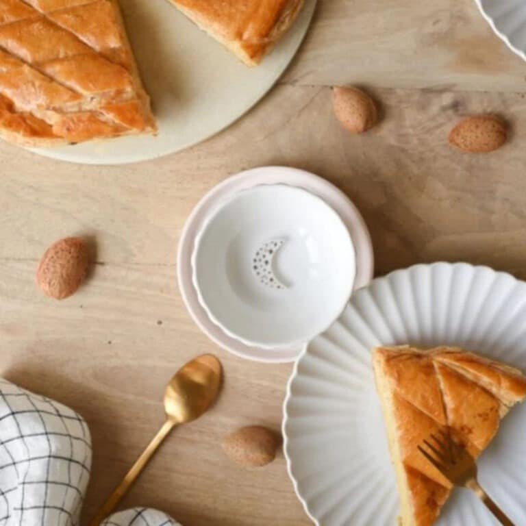 Une fève en forme de lune de la marque baubels