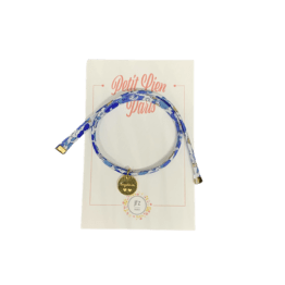 un bracelet betsy bleu