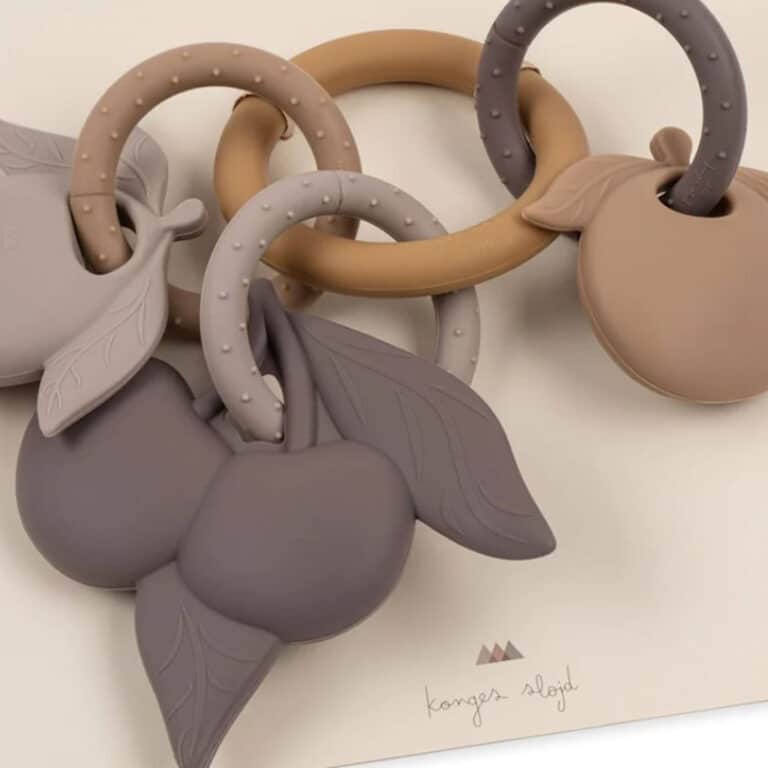 anneau de dentition avec des fruits de la marque konges