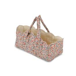 Un couffin marché de fleurs pour poupées de la marque konges sloejd