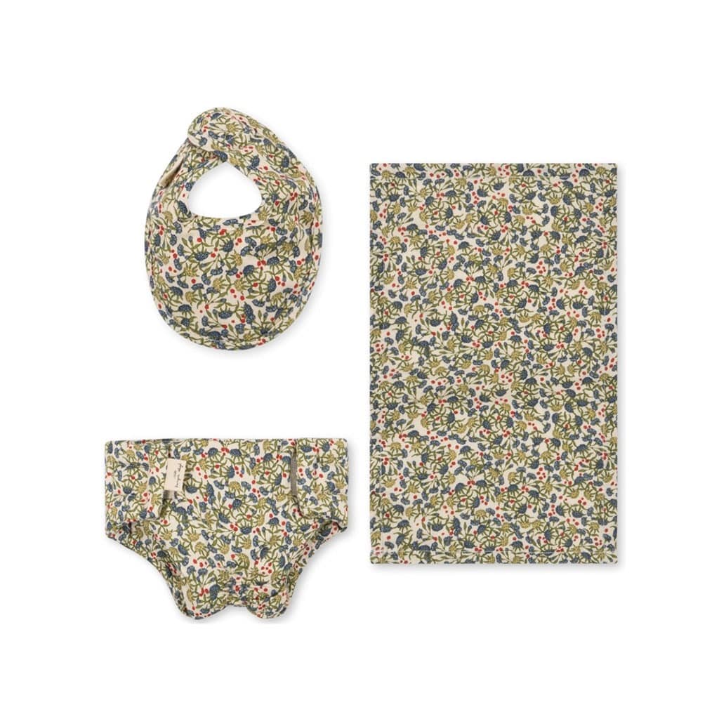 Ensemble couche, bavoir, lange pour poupées de la marque konges