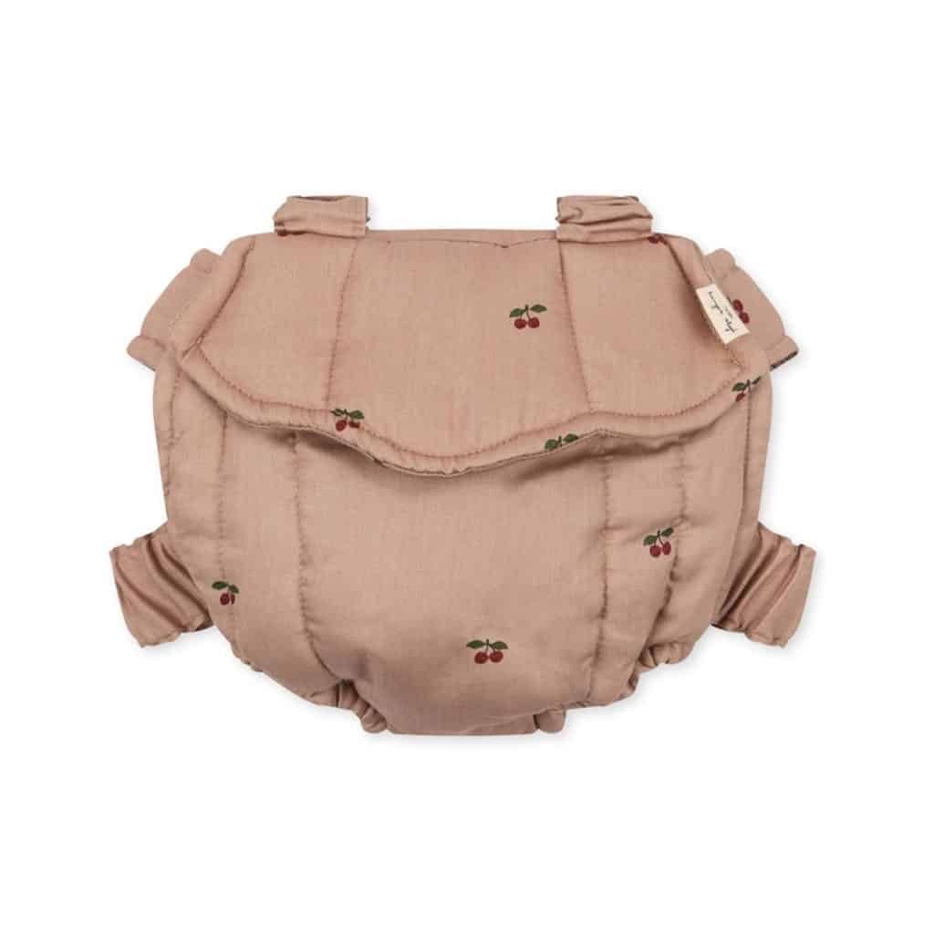 Un porte poupée avec des motifs cerises de la marque Konges Sloejd