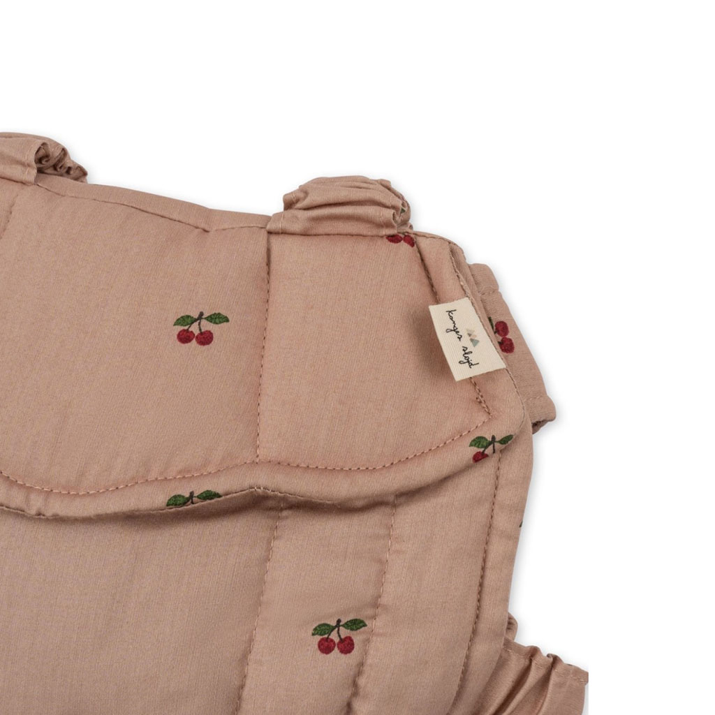 Un porte poupée avec des motifs cerises de la marque Konges Sloejd