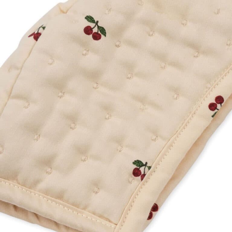 Cet ensemble pour poupée est vraiment trop joli ! Il est composé d'un béguin, une robe ainsi qu'un bloomer !