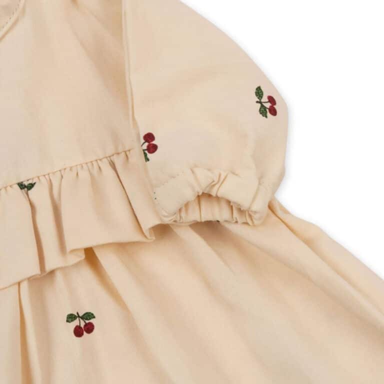 Cet ensemble pour poupée est vraiment trop joli ! Il est composé d'un béguin, une robe ainsi qu'un bloomer !