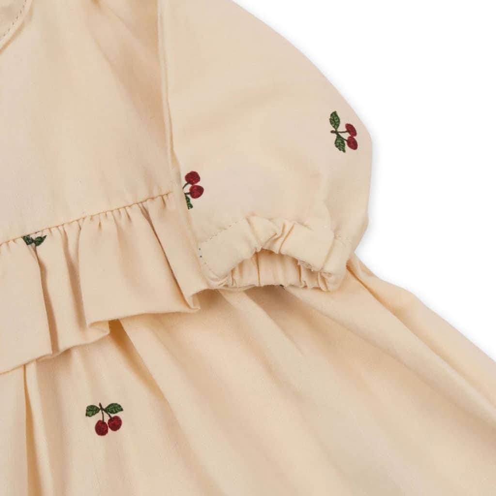 Cet ensemble pour poupée est vraiment trop joli ! Il est composé d'un béguin, une robe ainsi qu'un bloomer !
