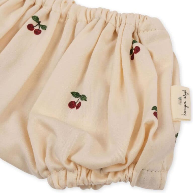 Cet ensemble pour poupée est vraiment trop joli ! Il est composé d'un béguin, une robe ainsi qu'un bloomer !