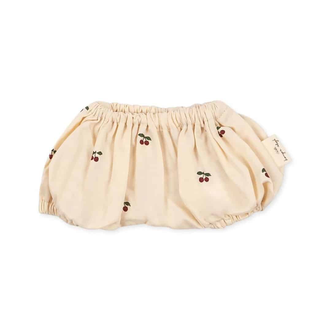 Cet ensemble pour poupée est vraiment trop joli ! Il est composé d'un béguin, une robe ainsi qu'un bloomer !