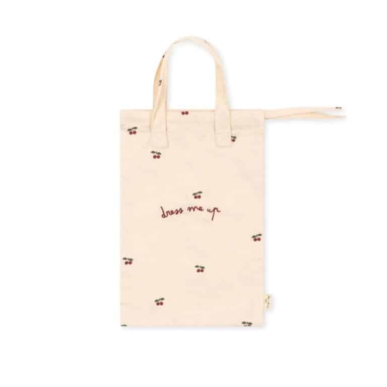 Cet ensemble pour poupée est vraiment trop joli ! Il est composé d'un béguin, une robe ainsi qu'un bloomer !