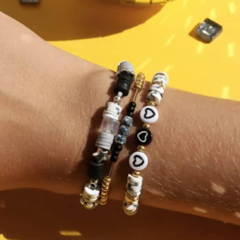 mélange de perles Heishi Et Breloques paris, vue de face sur fond blanc