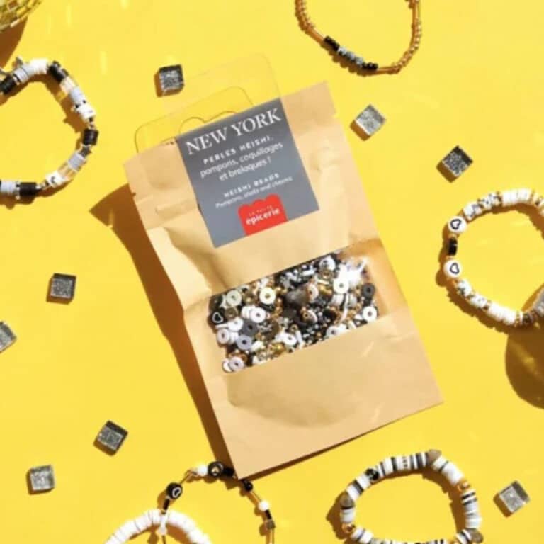 mélange de perles Heishi Et Breloques paris, vue de face sur fond blanc