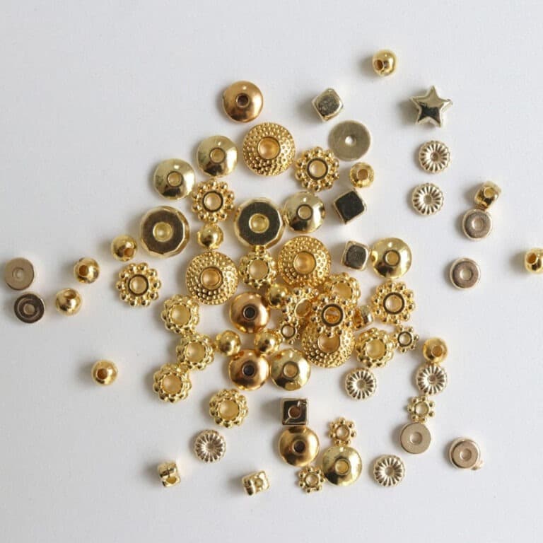 mix perles intercalaire doré, vue de face sur fond blanc