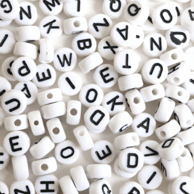 pot de perles lettres blanc et noir la petite épicerie détail perles