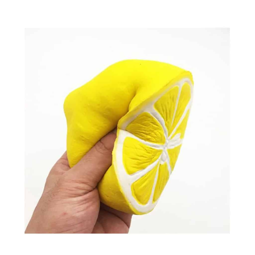 squishy citron antistress, vue de face sur fond blanc