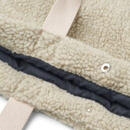 Un sac tote bag en sherpa de la marque liewood