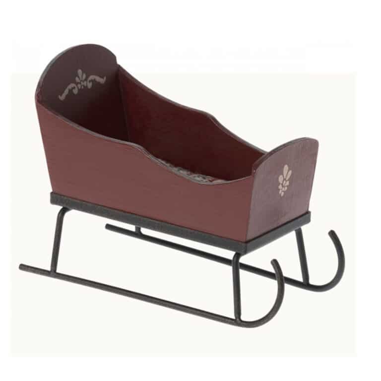 traineau rouge maileg sur fond blanc