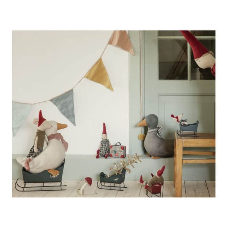 traineau rouge dans décor accessoires maileg