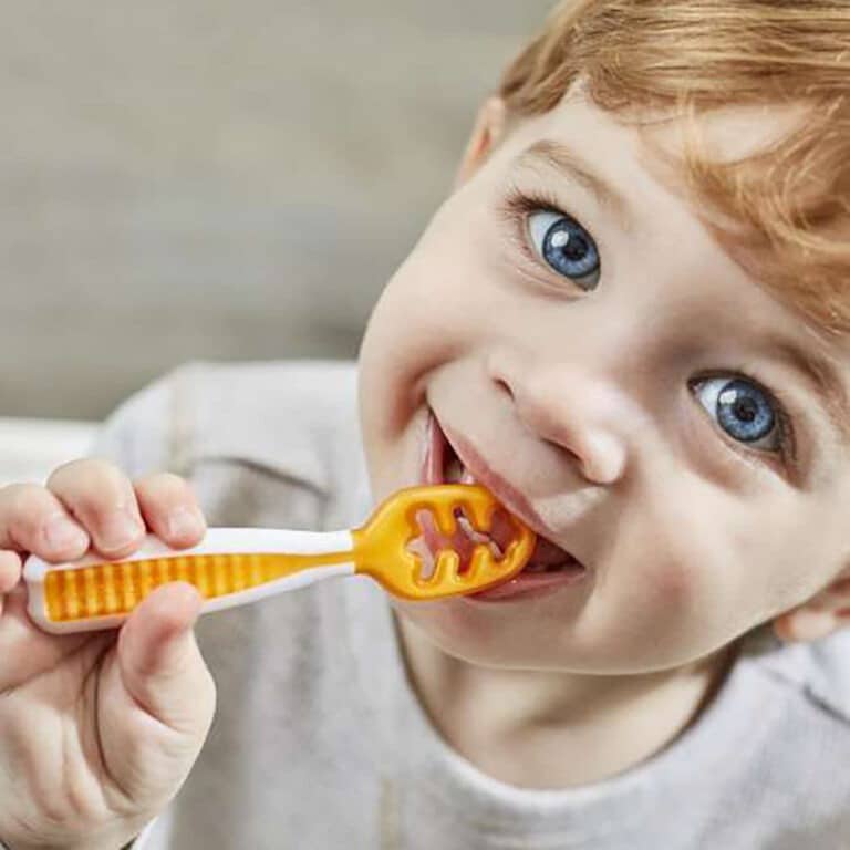 pre cuillere d'apprentissage bleu et jaune photo enfant