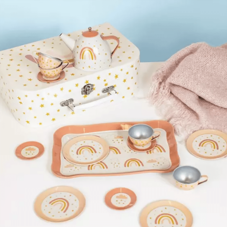 un service à thé dans sa valisette arc-en-ciel Sass&belle, ambiance