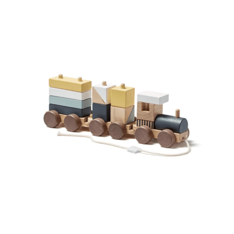 train et ses wagons en bois kid's concept sur fond blanc
