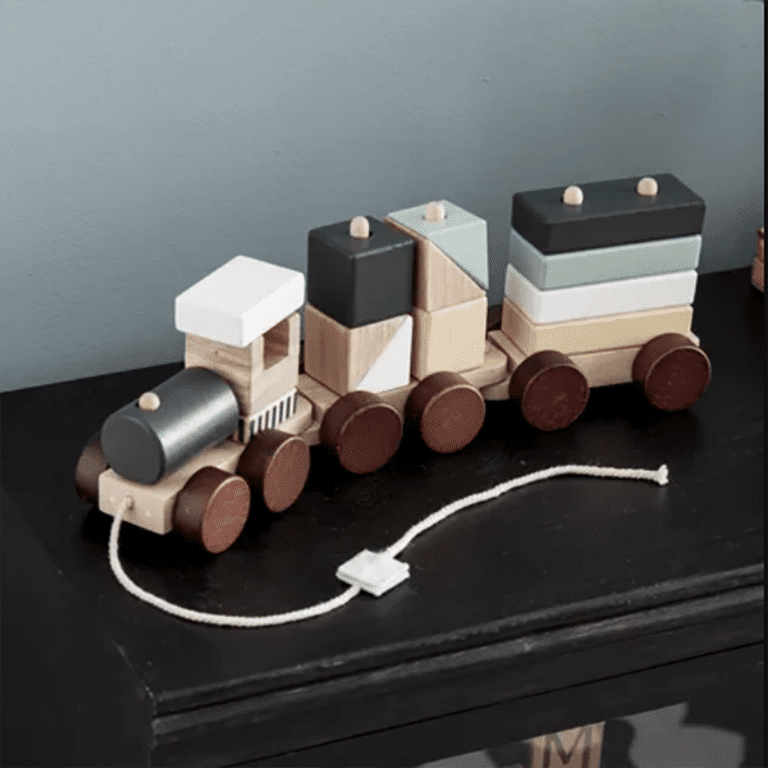 train et ses wagons en bois kid's concept photo train sur meuble noir