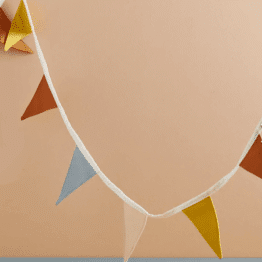 guirlande de 10 fanions kid's concept sur fond marron