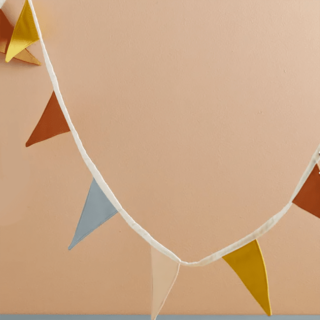 guirlande de 10 fanions kid's concept sur fond marron