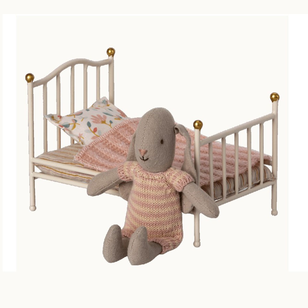 lit vintage maileg avec lapin au pied du lit