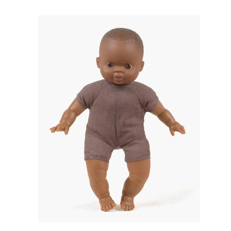 Oscar a de jolis yeux marrons et sa petite bouille est vraiment trop mignonne. Son corps mou est idéal pour les plus petits !