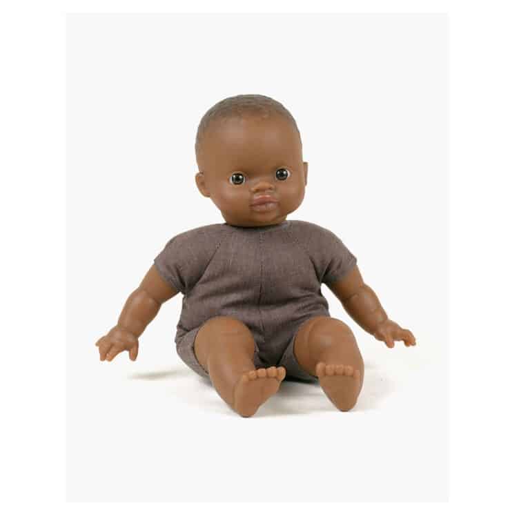 Oscar a de jolis yeux marrons et sa petite bouille est vraiment trop mignonne. Son corps mou est idéal pour les plus petits !