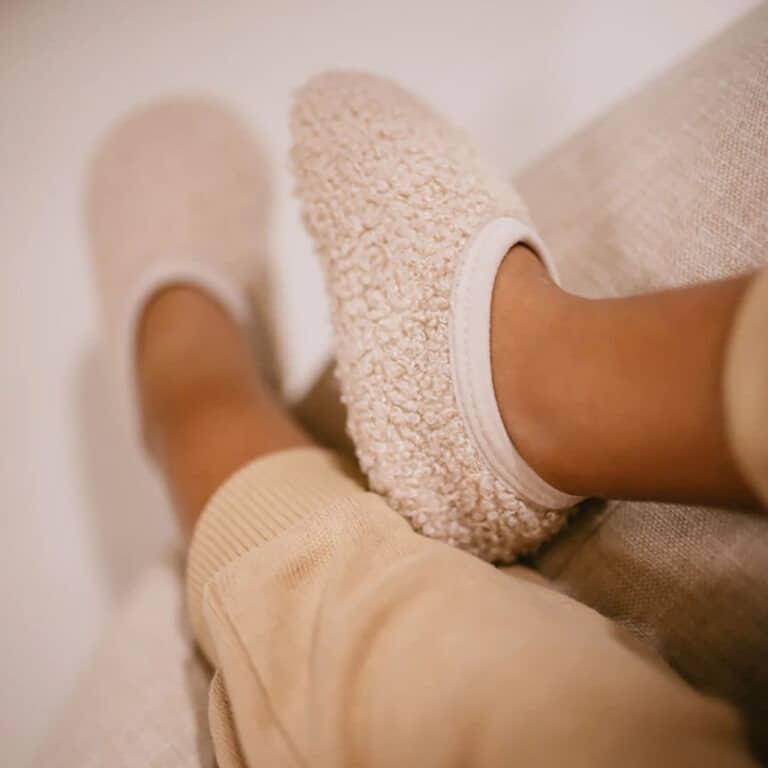 chaussons en sherpa de couleur ivoire de la marque mrs ertha